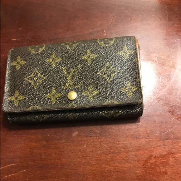 Louis Vuitton Monogram Wallet in Black and Gold - Picture 4 of 16